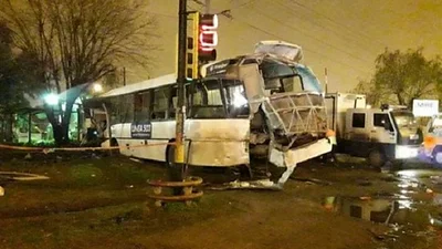 Un tren embistió contra un colectivo: 2 muertos y 14 heridos Un tren embistió contra un colectivo: 2 muertos y 14 heridos