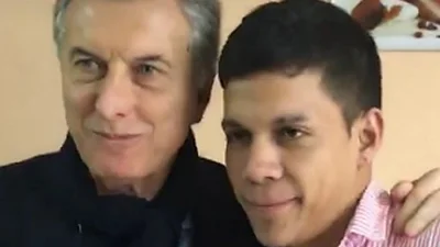 Incómodo: un joven K le hizo a Macri "la gran Barros Schelotto" en una foto Incómodo: un joven K le hizo a Macri "la gran Barros Schelotto" en una foto