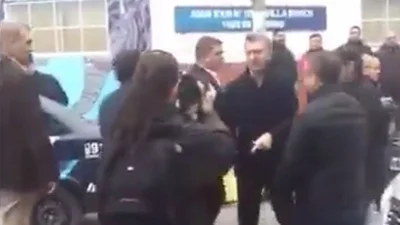 El susto de Macri cuando una persona esquivó la seguridad y llegó a tocarlo El susto de Macri cuando una persona esquivó la seguridad y llegó a tocarlo