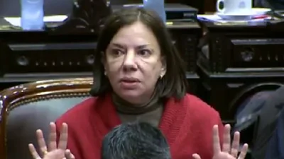 Desopilante show de Sandra Mendoza en diputados: retó a Carrió, mostró plata y habló de Lopilato Desopilante show de Sandra Mendoza en diputados: retó a Carrió, mostró plata y habló de Lopilato
