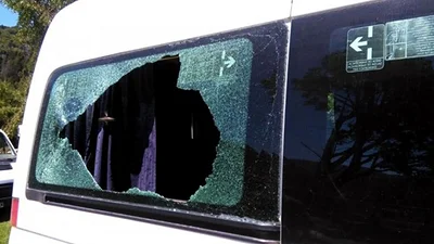 Pidieron detener al hombre que tiró piedras contra una camioneta de Macri en Villa Traful Pidieron detener al hombre que tiró piedras contra una camioneta de Macri en Villa Traful