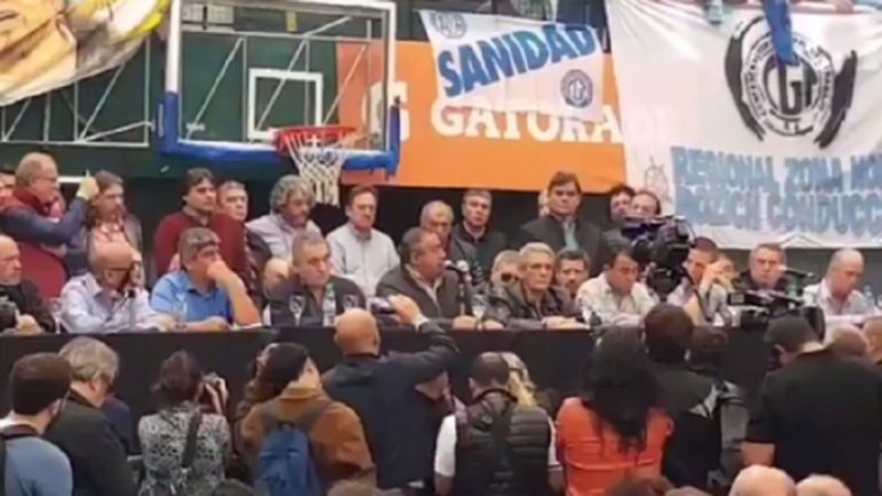 Chiflaron en un acto a uno de los líderes de la CGT por no ir al paro contra Macri