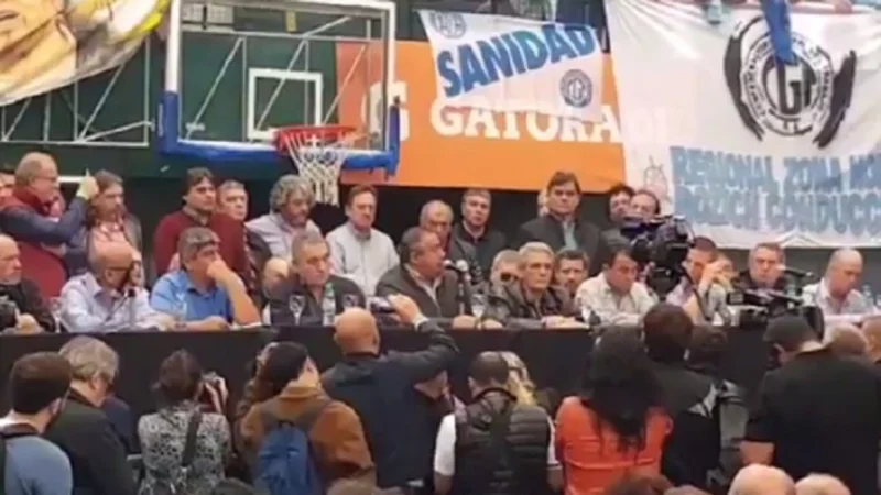 Chiflaron en un acto a uno de los líderes de la CGT por no ir al paro contra Macri