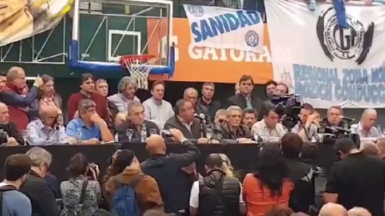 Chiflaron en un acto a uno de los líderes de la CGT por no ir al paro contra Macri