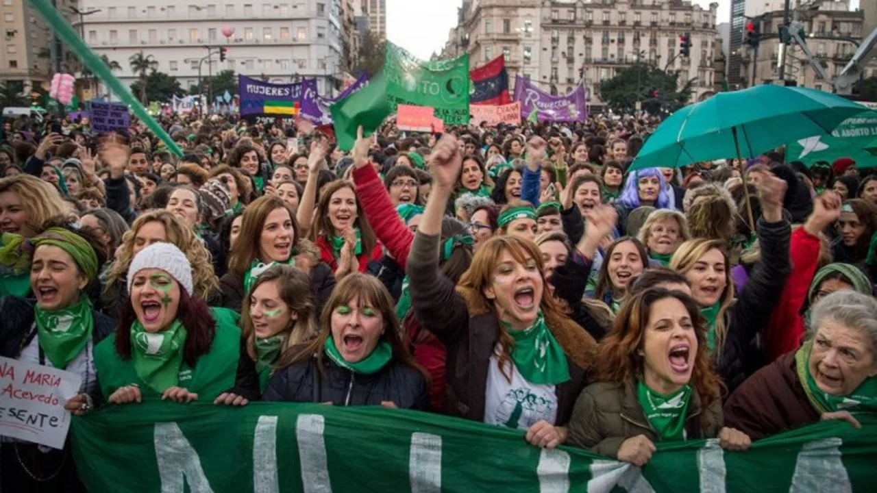 Medios alternativos cruzaron a Michetti por las trabas para cubrir el debate del aborto