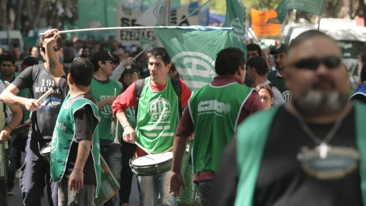 El Gobierno prepara un decreto que pone en riesgo a 7 mil empleados estatales