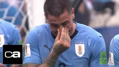 El llanto de Giménez ante la inminente eliminación de Uruguay El llanto de Giménez ante la inminente eliminación de Uruguay