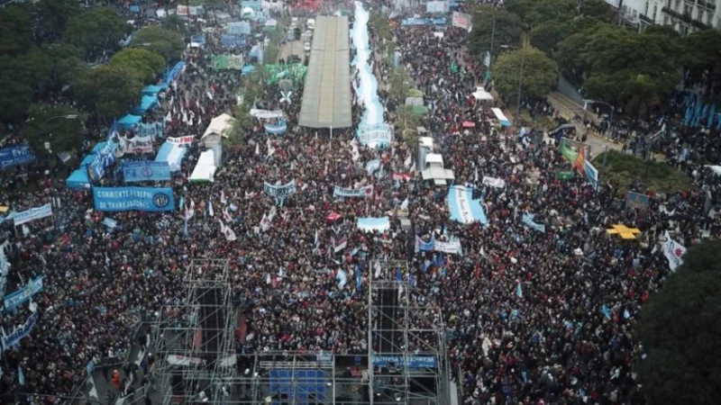 Una multitud protestó contra Macri y el FMI en el Día de la Independencia