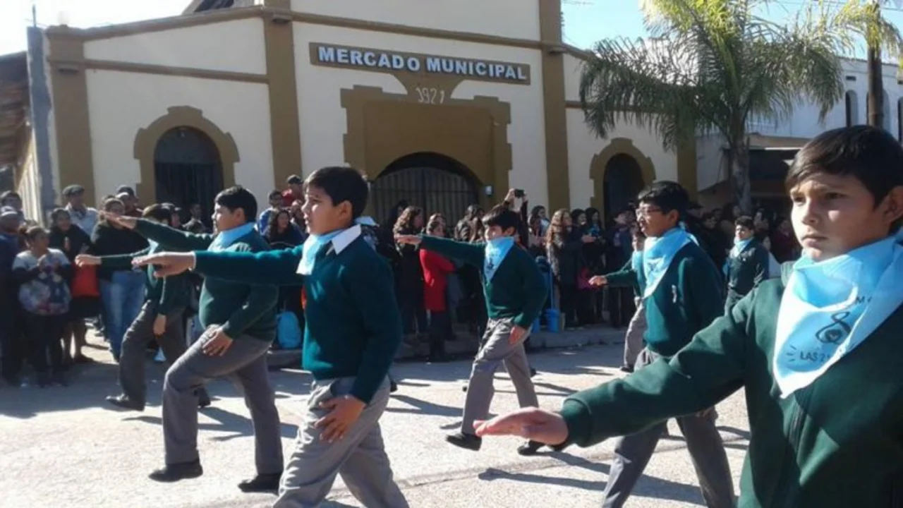 Una escuela católica hizo marchar como militares a alumnos con pañuelos "provida"