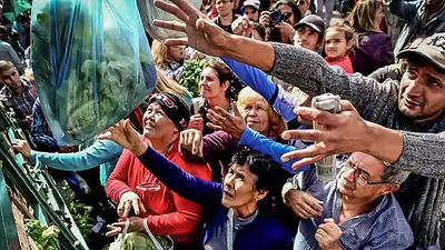 Macri eliminó el monotributo social y dejó sin cobertura de salud a 100 mil personas Macri eliminó el monotributo social y dejó sin cobertura de salud a 100 mil personas