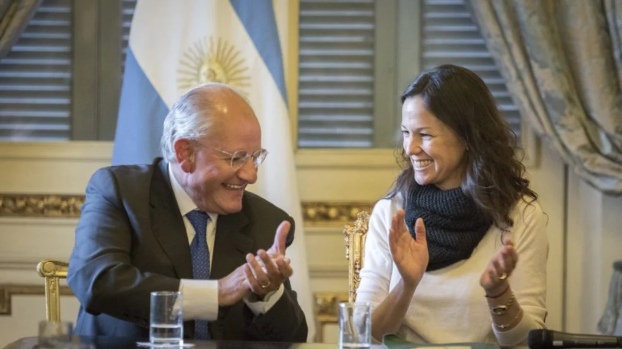 Escándalo por los convenios del Gobierno con la fundación del doctor Albino