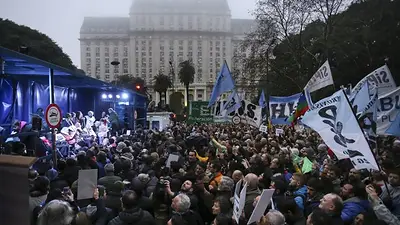 Multitudinaria marcha contra el decreto que habilita a las Fuerzas Armadas a volver a la calle Multitudinaria marcha contra el decreto que habilita a las Fuerzas Armadas a volver a la calle
