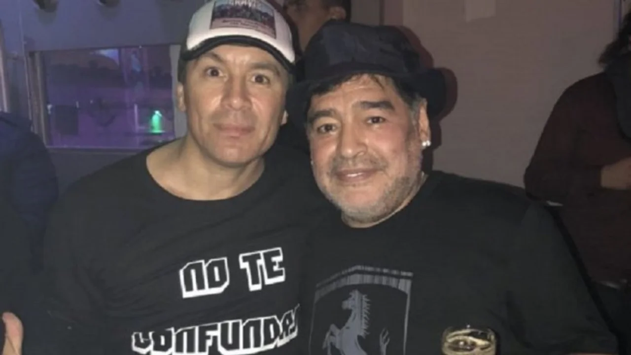 El show de Maradona en el recital de Damas Gratis: baile y ovación