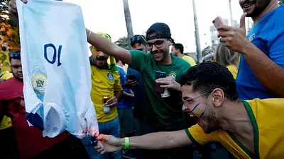 Hinchas brasileños quemaron la camiseta de Lionel Messi en la previa del partido con Argentina Hinchas brasileños quemaron la camiseta de Lionel Messi en la previa del partido con Argentina