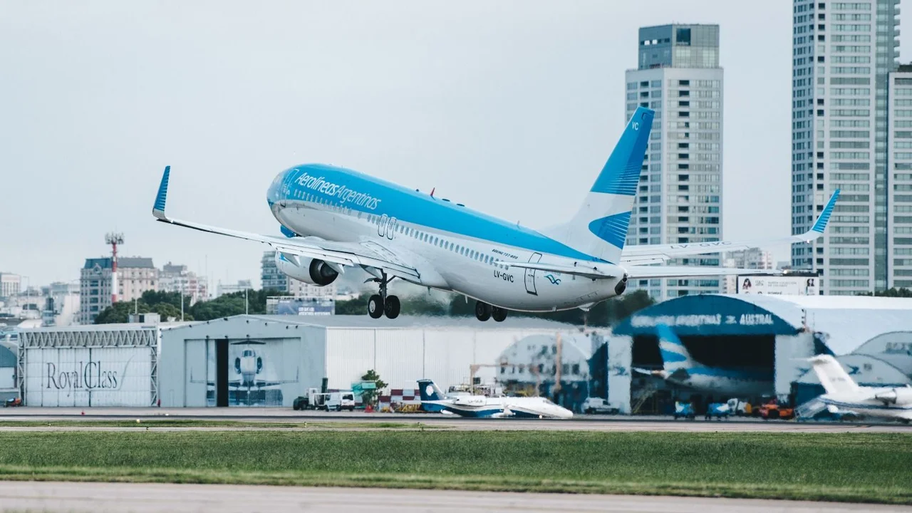 El emotivo mensaje de un piloto de Aerolineas Argentinas en el primer vuelo de repatriación
