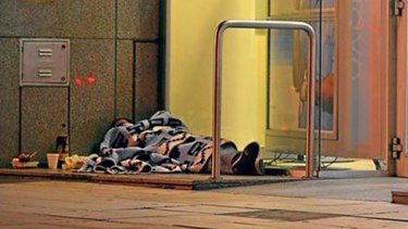 La precaria condición laboral de quienes ayudan a quienes duermen en la calle