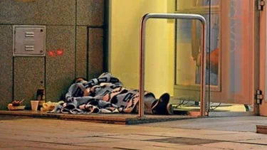 La precaria condición laboral de quienes ayudan a quienes duermen en la calle