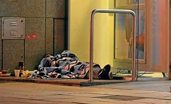 La calle, destino de cada vez más familias y jubilados que no pueden costear una vivienda | Pobreza