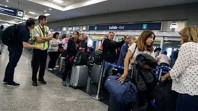 Demoras y cancelaciones de vuelos en Aeroparque: pilotos analizan medidas por bajos sueldos Demoras y cancelaciones de vuelos en Aeroparque: pilotos analizan medidas por bajos sueldos