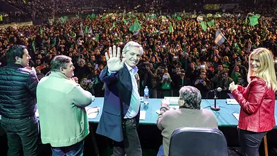 Encuestas 2019: un nuevo sondeo pone a los Fernández 7 puntos arriba de Macri y por encima del 40% Encuestas 2019: un nuevo sondeo pone a los Fernández 7 puntos arriba de Macri y por encima del 40%