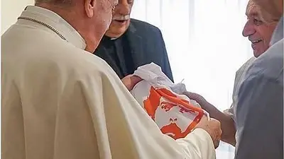Brasil: El papa Francisco recibió una remera de la campaña "Lula Livre" Brasil: El papa Francisco recibió una remera de la campaña "Lula Livre"
