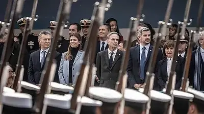 La foto de Macri y armas militares que se volvió viral La foto de Macri y armas militares que se volvió viral