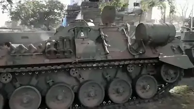 Luego de desfilar en el 9 de Julio, un tanque del Ejército chocó contra un árbol Luego de desfilar en el 9 de Julio, un tanque del Ejército chocó contra un árbol