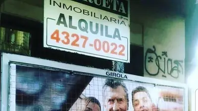 Gente en situación de calle: la cruda foto de un indigente durmiendo detrás de la cara de Macri Gente en situación de calle: la cruda foto de un indigente durmiendo detrás de la cara de Macri