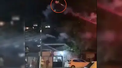 Un hombre ató una cañita a su drone y lo uso como lanzamisiles para vengarse Un hombre ató una cañita a su drone y lo uso como lanzamisiles para vengarse