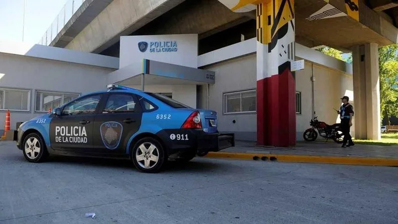 Una pareja de policías está acusada de doble homicidio de jubilados