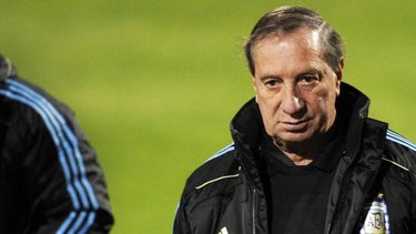 Bilardo continúa en terapia intensiva con pronóstico reservado