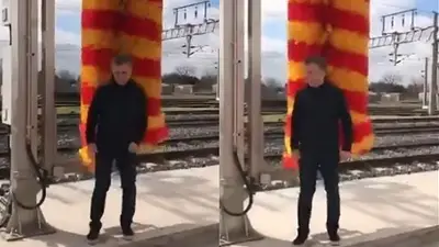 Macri se rascó con una máquina de limpieza del tren y las redes no lo perdonaron Macri se rascó con una máquina de limpieza del tren y las redes no lo perdonaron