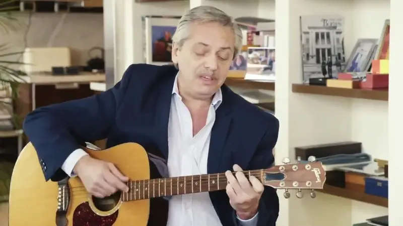 Alberto Fernández canta y toca la guitarra en su nuevo spot de campaña