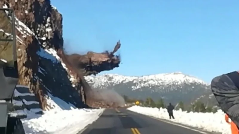 Impactante derrumbe de una montaña en Villa Langostura