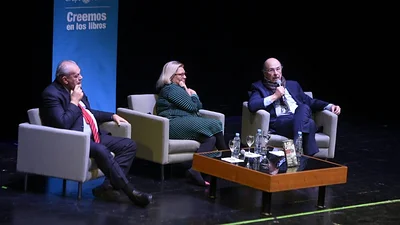 Elisa Carrió presentó su libro, habló de su retiro y dijo que "marcaron agenda" sobre DD.HH. y pymes Elisa Carrió presentó su libro, habló de su retiro y dijo que "marcaron agenda" sobre DD.HH. y pymes