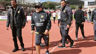 Operaron a Diego Maradona de la rodilla derecha Operaron a Diego Maradona de la rodilla derecha
