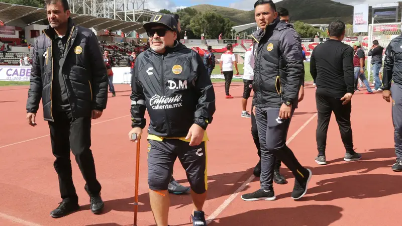 Operaron a Diego Maradona de la rodilla derecha