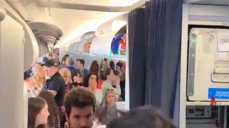 Un video muestra el apoyo de los pasajeros a los pilotos de Aerolíneas Argentinas
