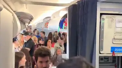 Un video muestra el apoyo de los pasajeros a los pilotos de Aerolíneas Argentinas Un video muestra el apoyo de los pasajeros a los pilotos de Aerolíneas Argentinas