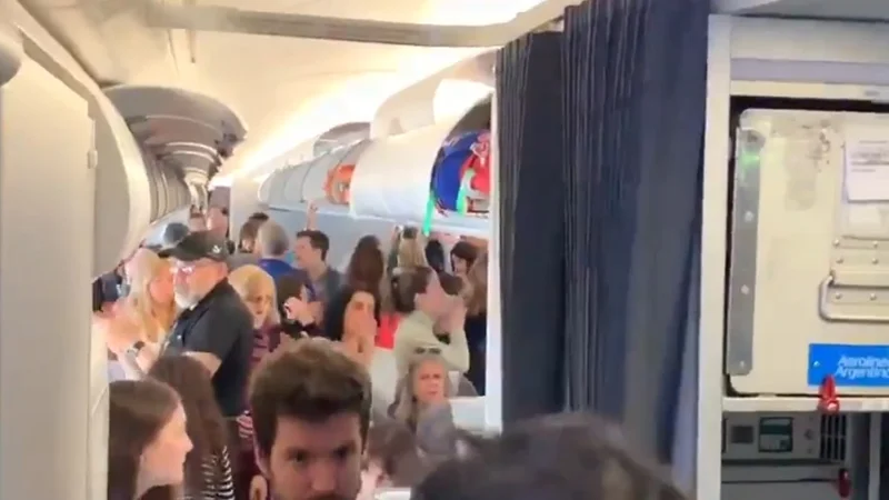 Un video muestra el apoyo de los pasajeros a los pilotos de Aerolíneas Argentinas