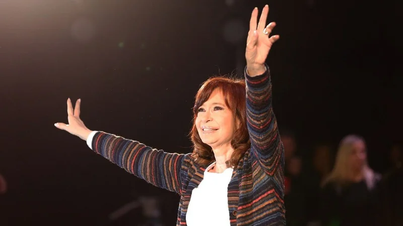 Cristina Kirchner: “Macri nos quiere convencer de tomar algo parecido a la leche y no es leche”