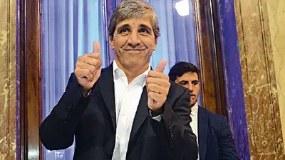 El gobierno de Milei negocia 11 mil millones de dólares y una nueva deuda con el FMI El gobierno de Milei negocia 11 mil millones de dólares y una nueva deuda con el FMI