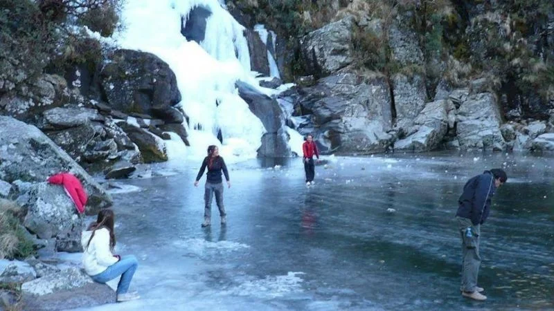 La impactante cascada congelada de Calamuchita en Córdoba