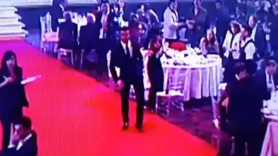 El video de Diego Leuco violento: el día que se sacó y las cámaras tomaron el tironeo a su novia El video de Diego Leuco violento: el día que se sacó y las cámaras tomaron el tironeo a su novia