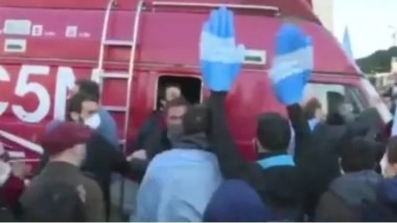 Brutal ataque y destrozos de los anticuarentena a móvil de C5N