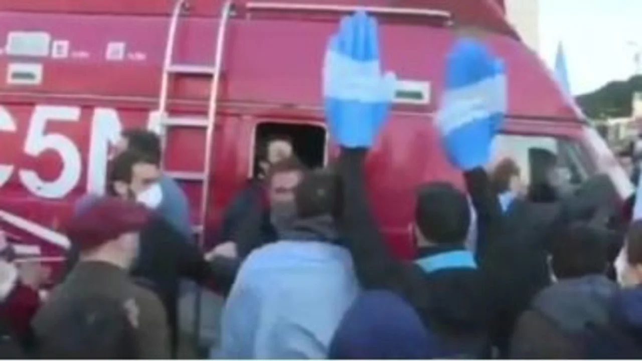 Brutal ataque y destrozos de los anticuarentena a móvil de C5N