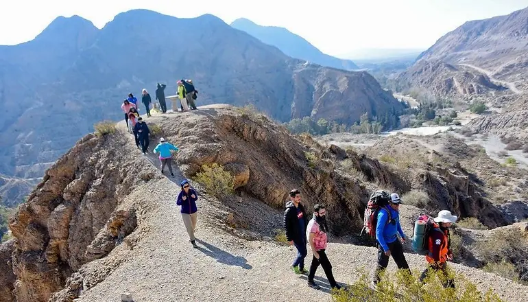 Turistas visitando montañas