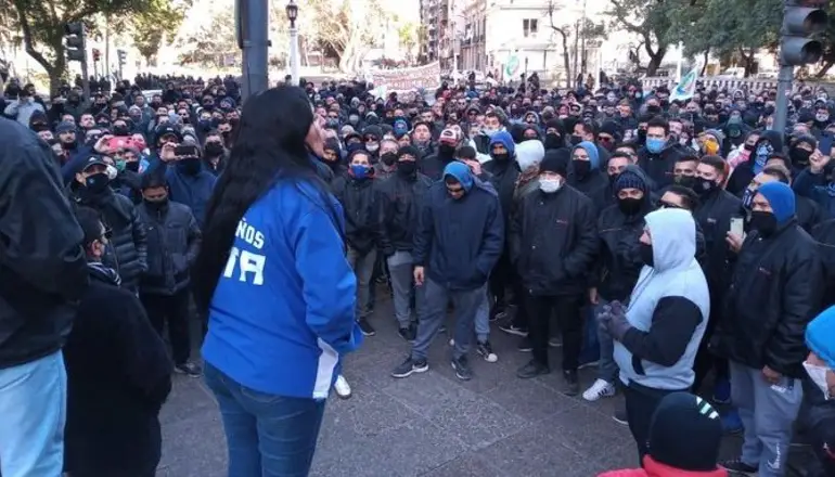 Estalló el conflicto con los colectiveros: subsidios millonarios, recorte salarial y feroz represión 