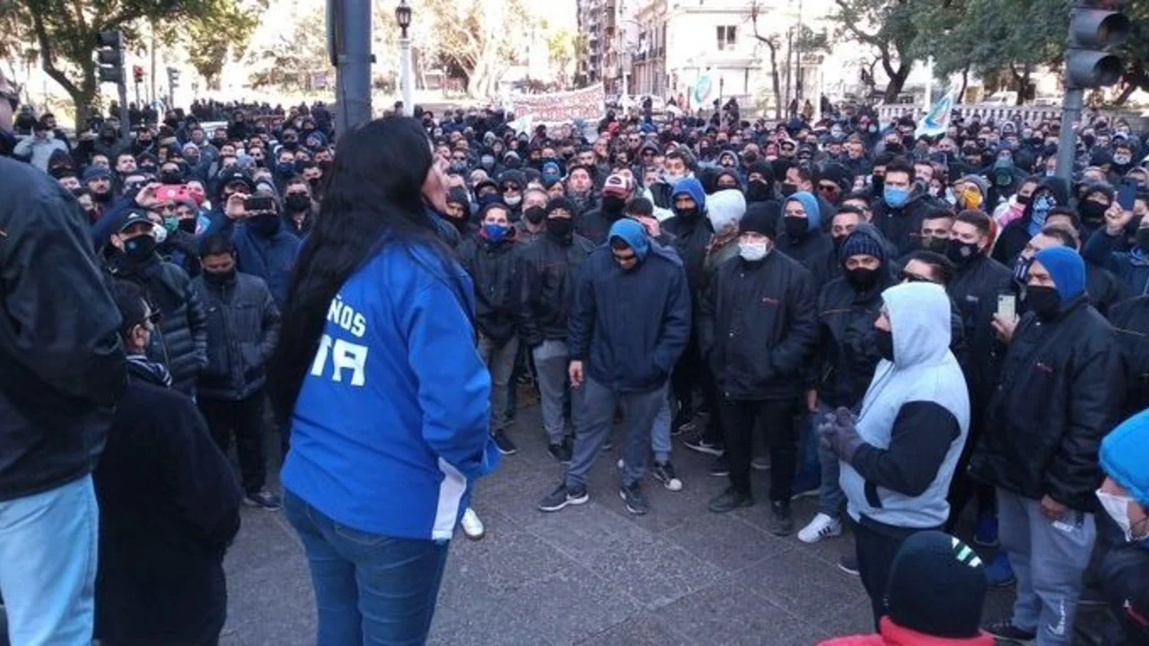 Estalló el conflicto con los colectiveros: subsidios millonarios, recorte salarial y feroz represión 