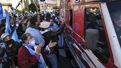 Ataque al móvil de C5N: se entregó uno de los agresores y hay cuatro personas identificadas Ataque al móvil de C5N: se entregó uno de los agresores y hay cuatro personas identificadas